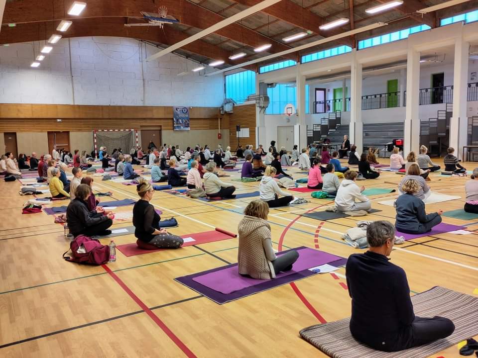 Pratique collective de yoga lors du stage régional FFHY Lorraine à l'ADEPPA de Vigy